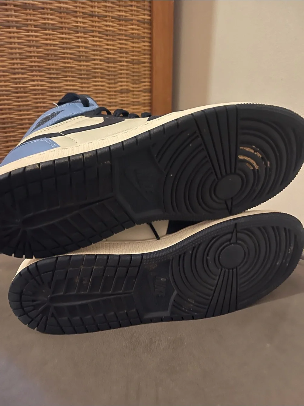 Air Jordan 1 Retro High OG GS Obsidian